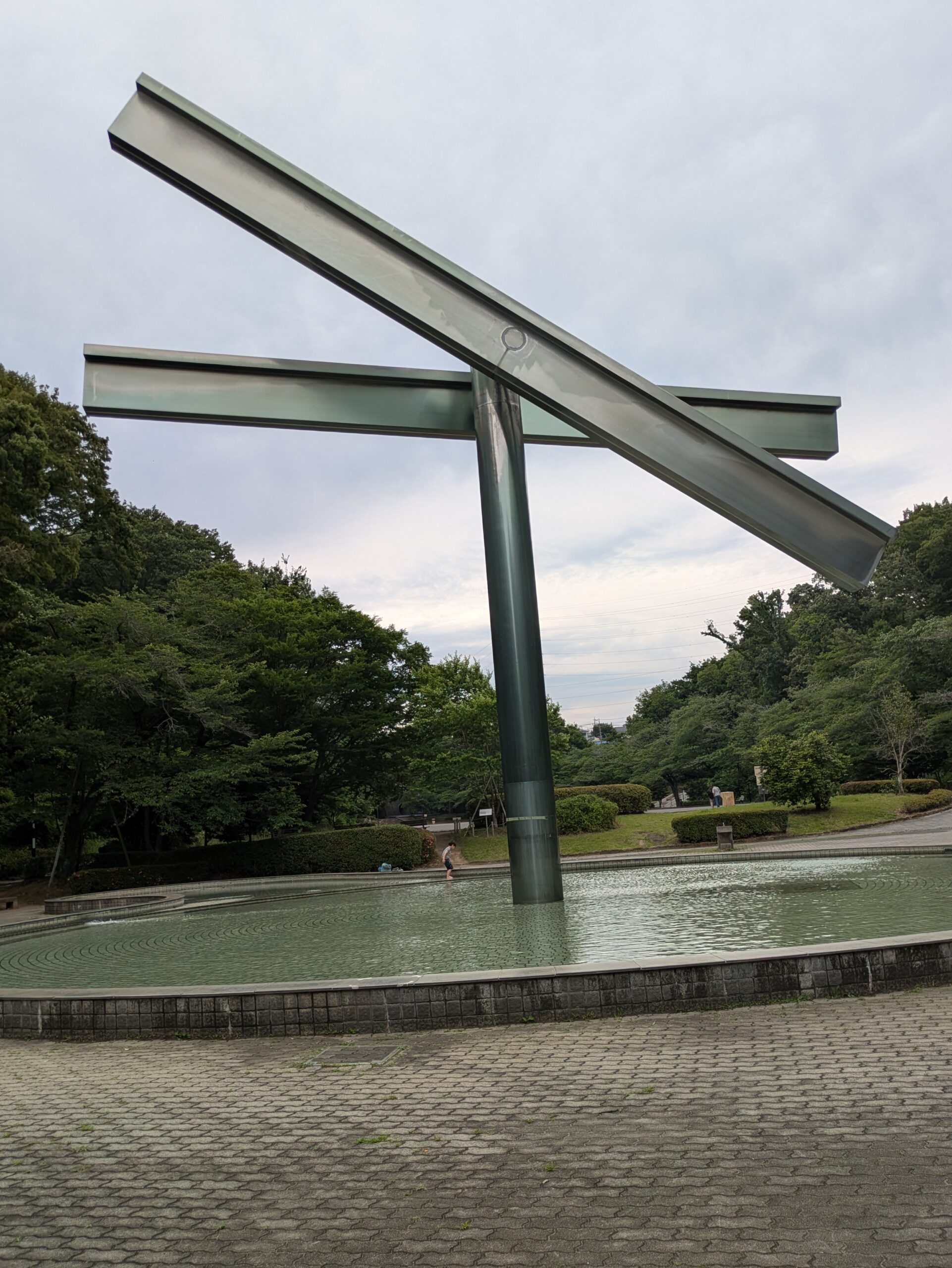 「虹と水の公園」の彫刻噴水・シーソー